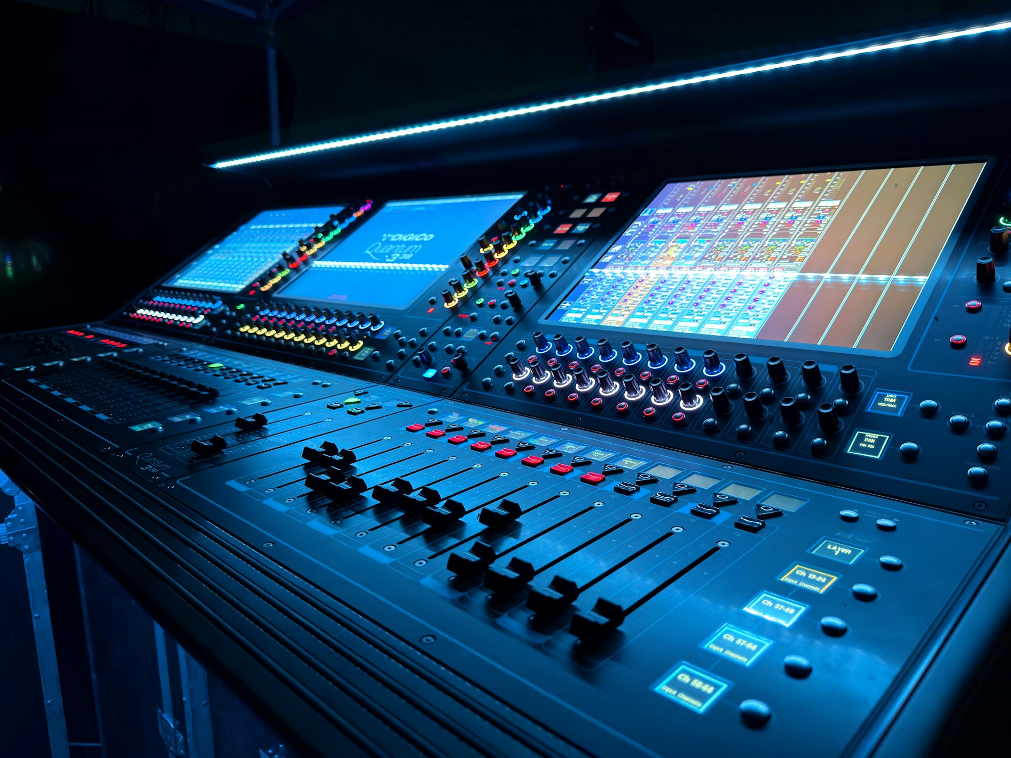 Attrezzatura audio professionale per il suono dal vivo