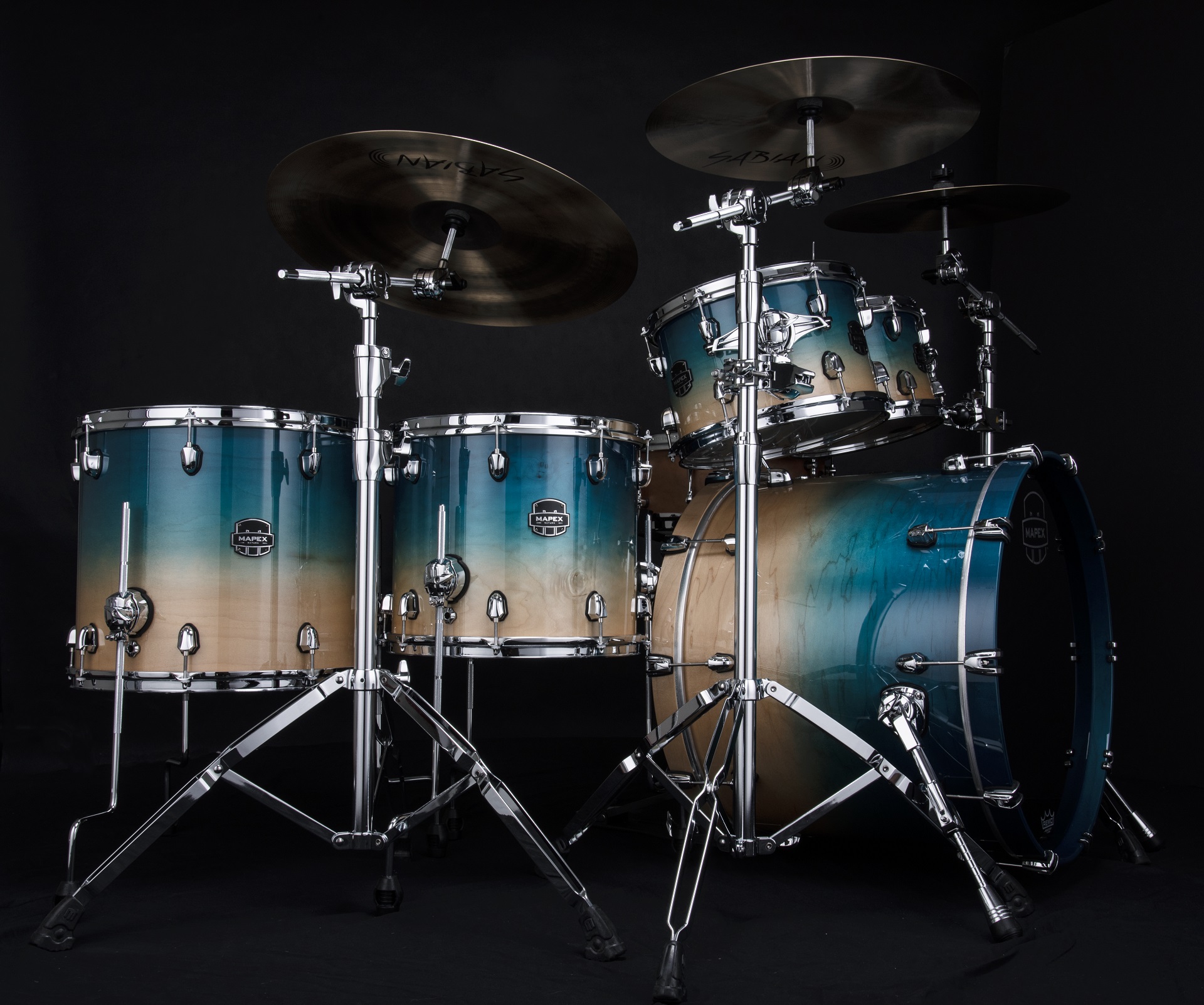 Batteria Mapex Saturn con finitura turchese e legno naturale su sfondo nero